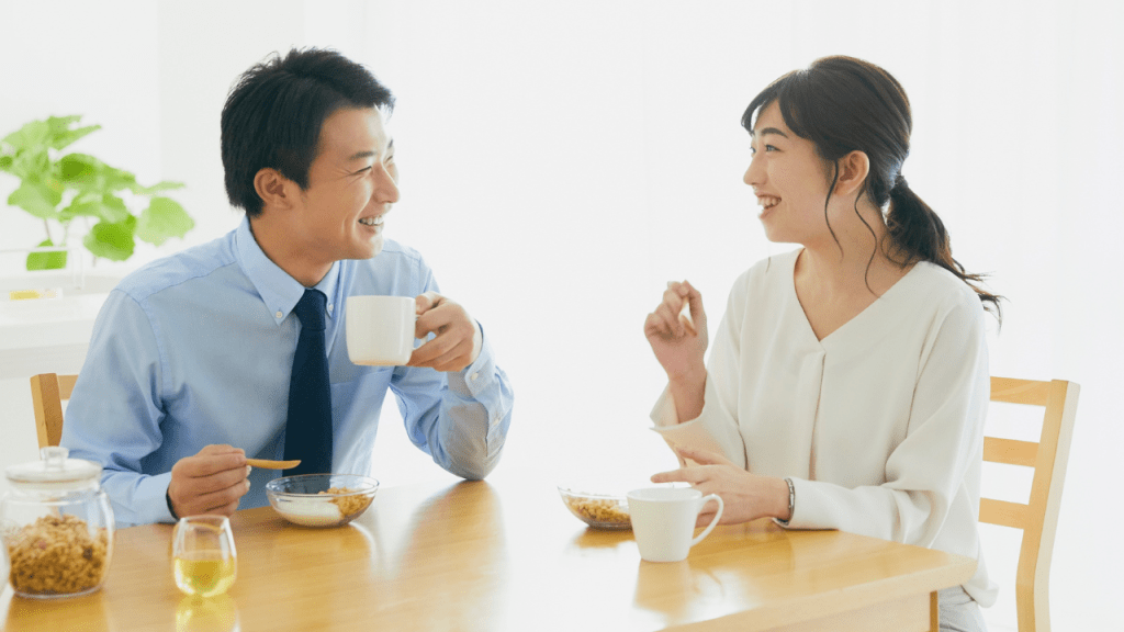 夫婦関係　会話が弾む夫婦　笑顔の夫婦